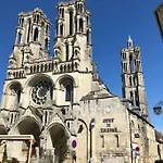 Appartement :   suite Privée Au Pied De La Cathédrale  Laon